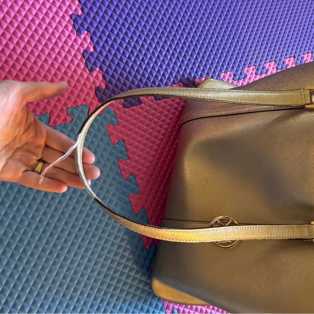 Micheal Kors gold large Bag - Picture 7 of 11